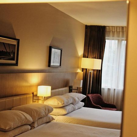 Lancaster Hotel Аксбридж Экстерьер фото