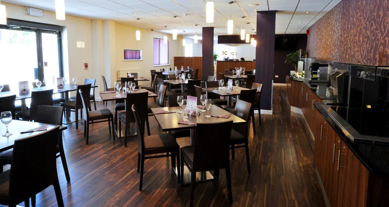 Lancaster Hotel Аксбридж Экстерьер фото