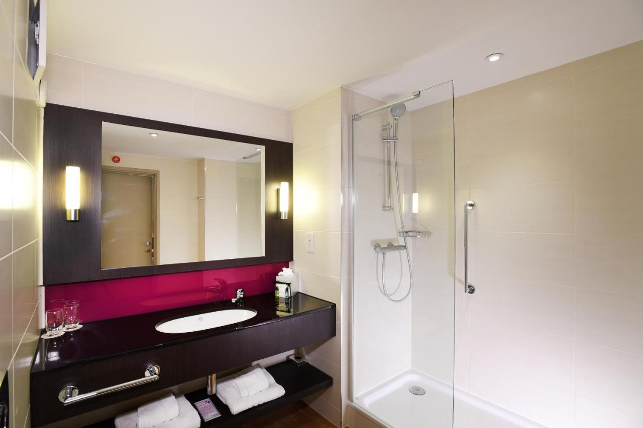 Lancaster Hotel Аксбридж Экстерьер фото