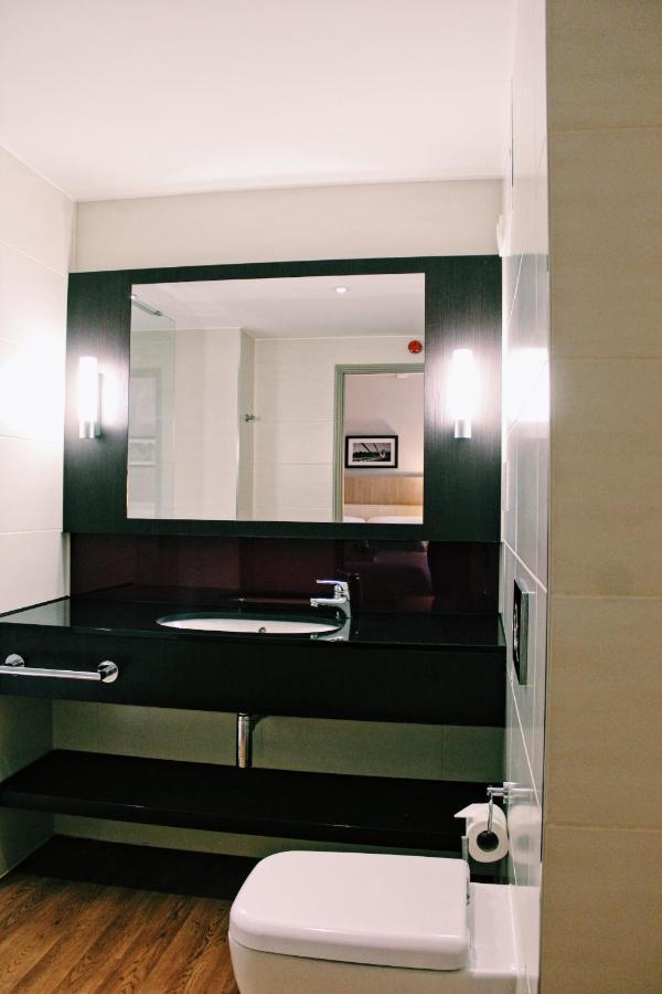 Lancaster Hotel Аксбридж Экстерьер фото