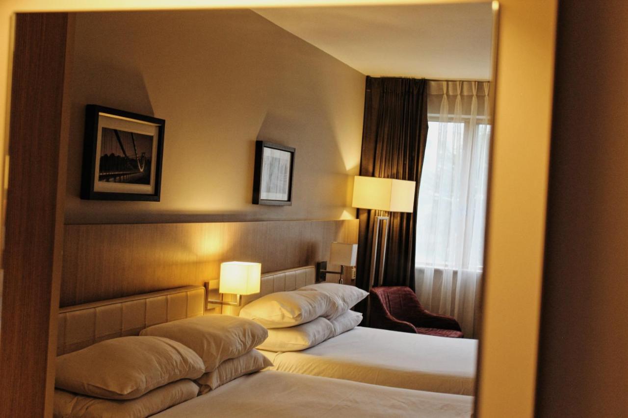 Lancaster Hotel Аксбридж Экстерьер фото