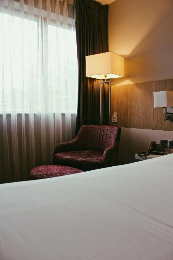Lancaster Hotel Аксбридж Экстерьер фото