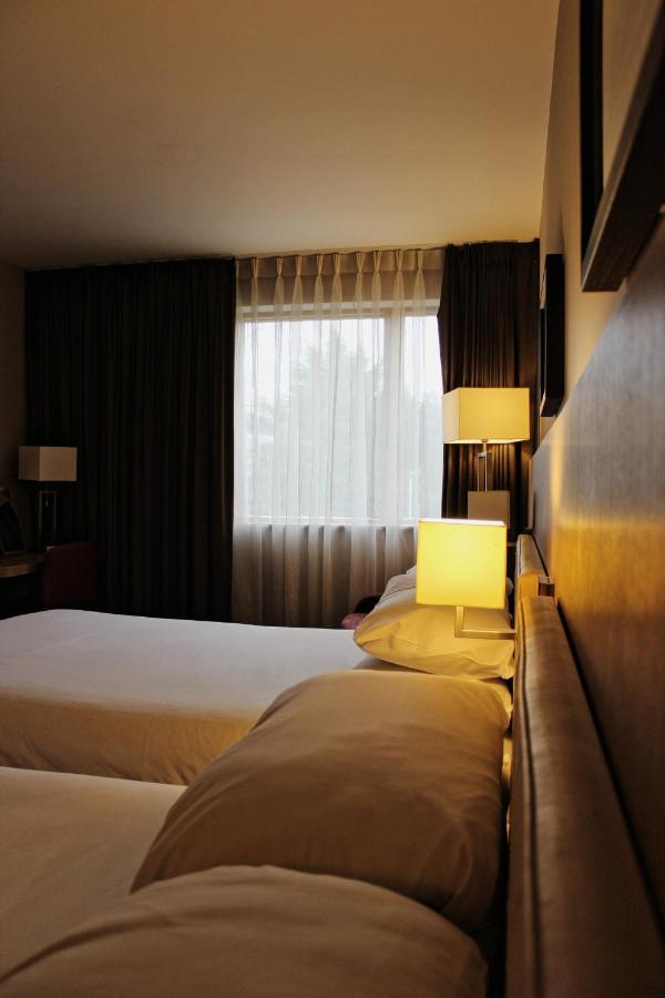 Lancaster Hotel Аксбридж Экстерьер фото