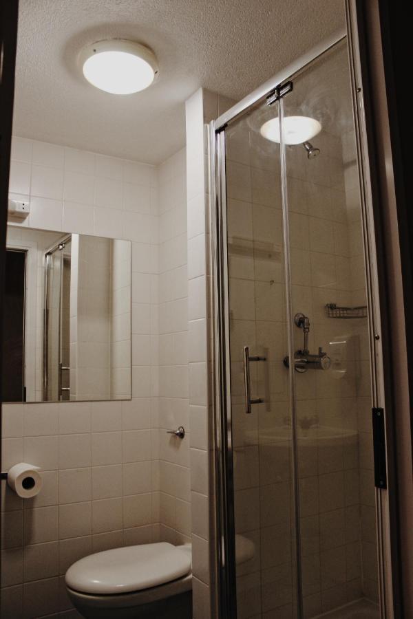Lancaster Hotel Аксбридж Экстерьер фото