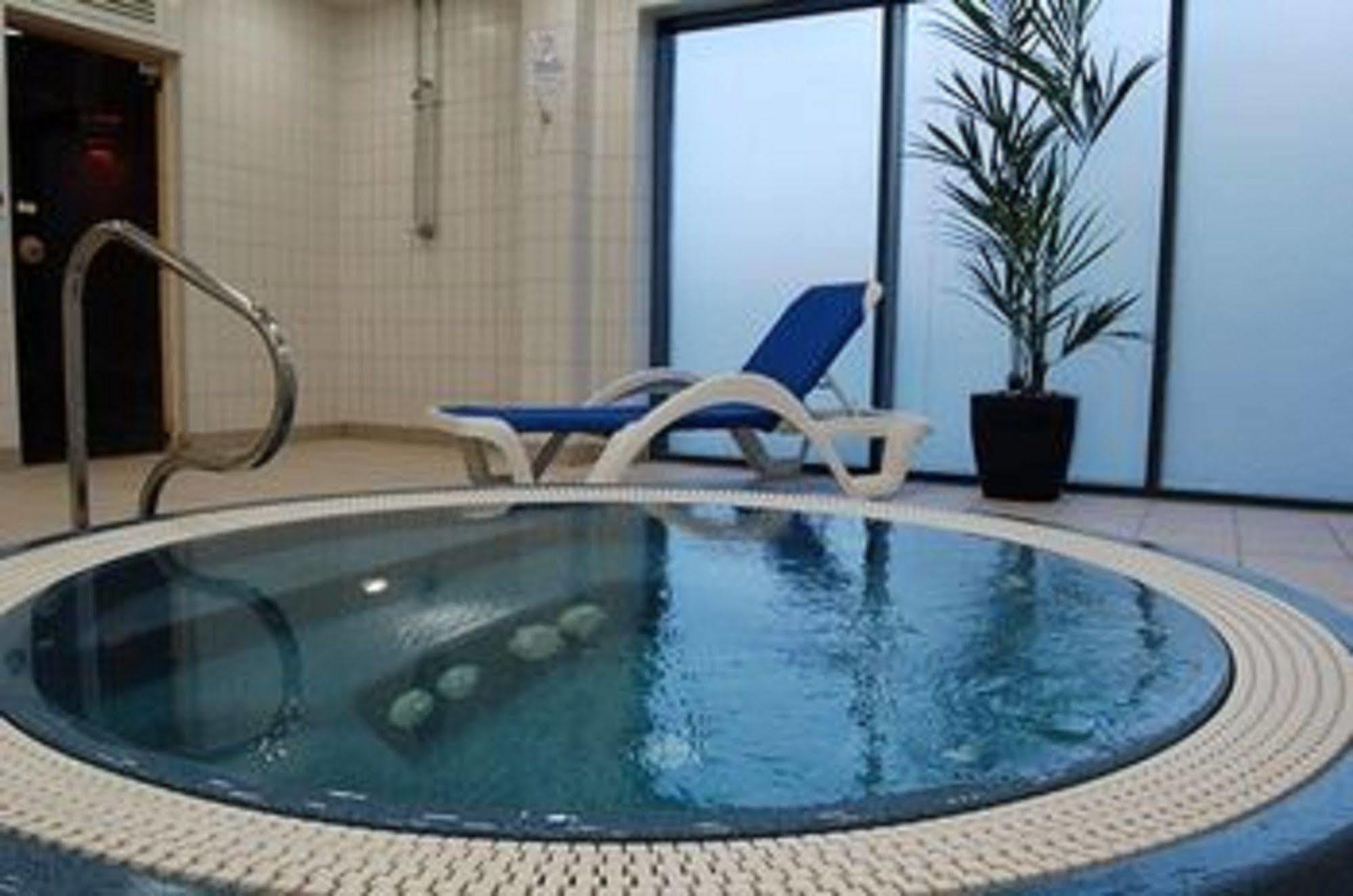 Lancaster Hotel Аксбридж Экстерьер фото