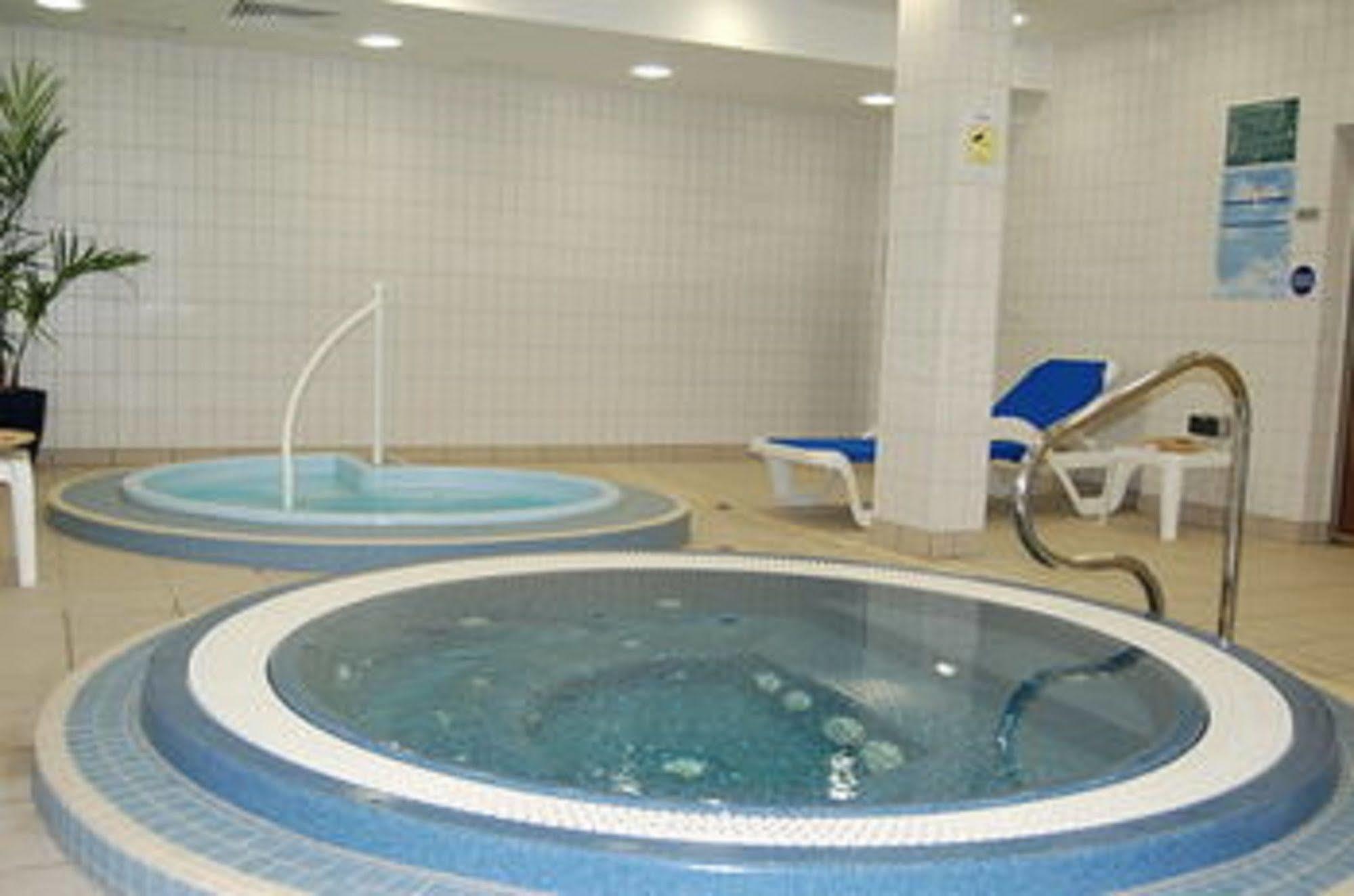 Lancaster Hotel Аксбридж Экстерьер фото