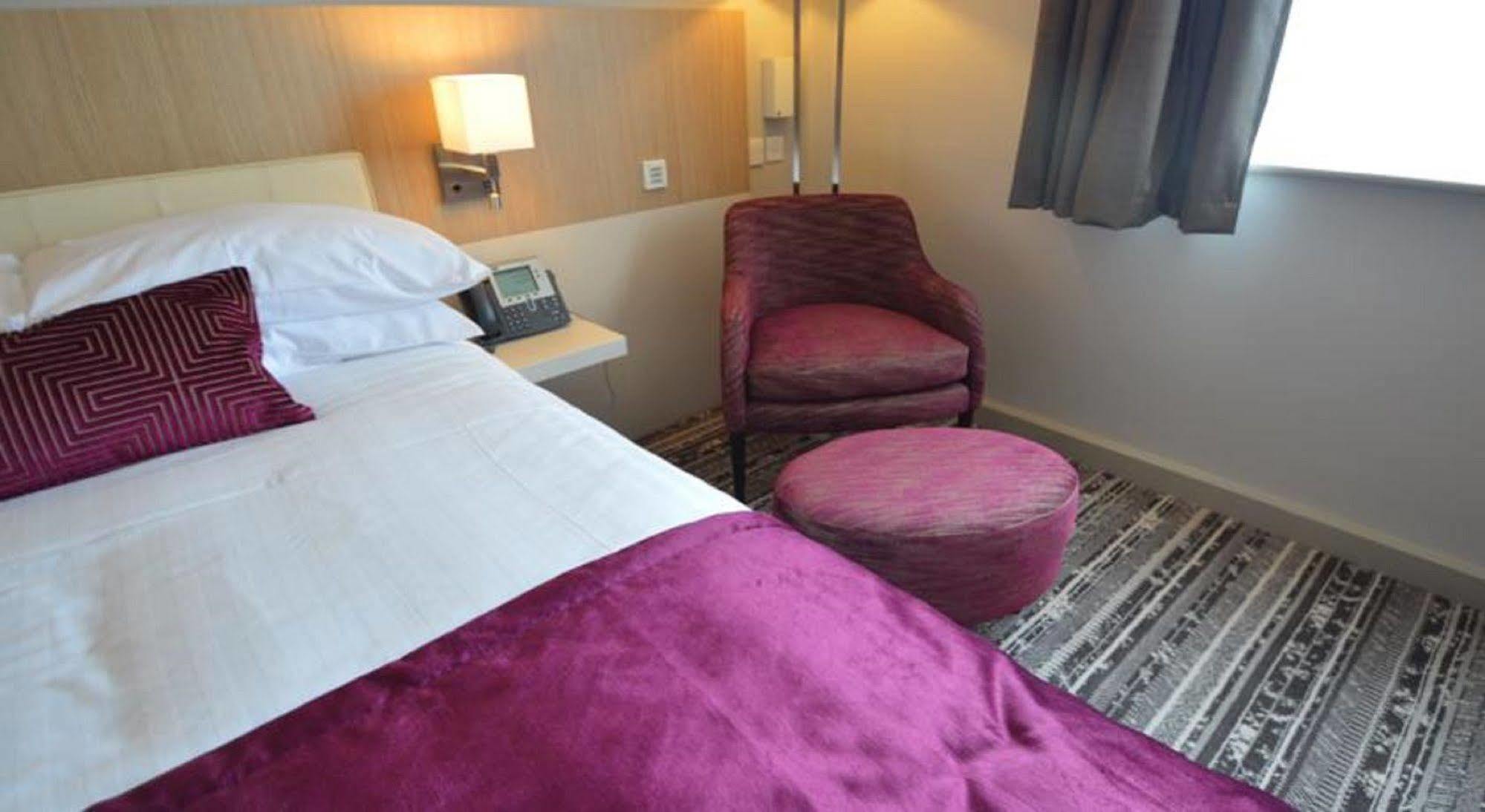 Lancaster Hotel Аксбридж Экстерьер фото